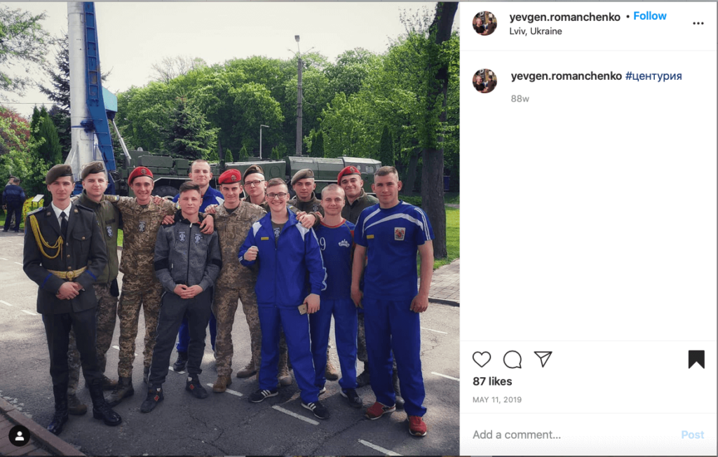 10 Photo publiée sur Instagram par un membre apparent de Centuria, Yevhen Romanchenko (à l'extrême droite), montre des individus portant des écussons Centuria dans les locaux de l'Académie.  La photo