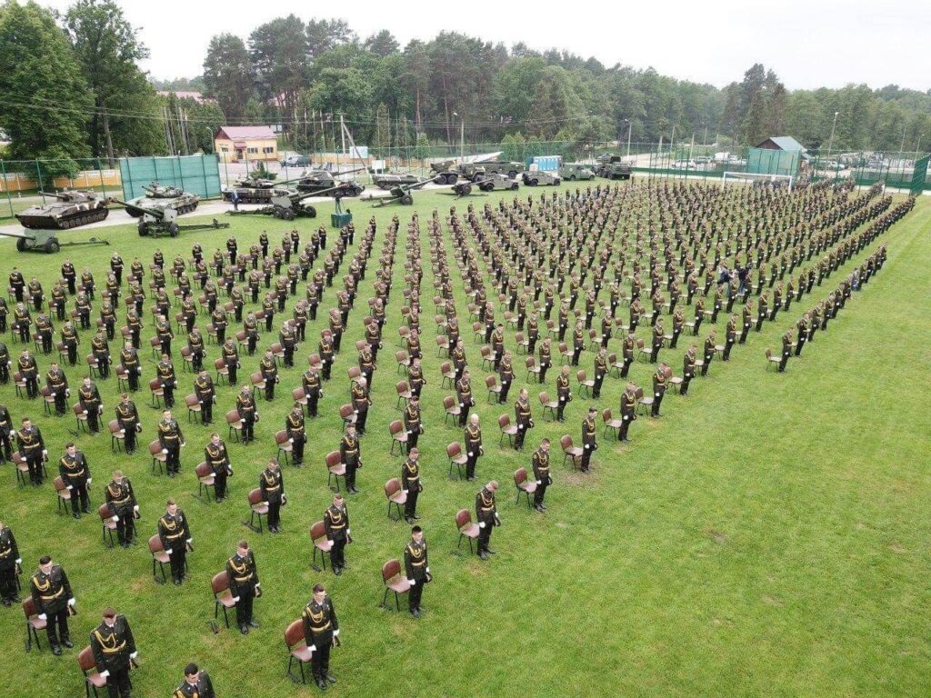 3 Photo publiée sur la page Facebook des Forces armées canadiennes en Ukraine montrant la cérémonie de remise des diplômes de l'ANA 2020 au Centre international de maintien de la paix et de la sécurité à Yavoriv