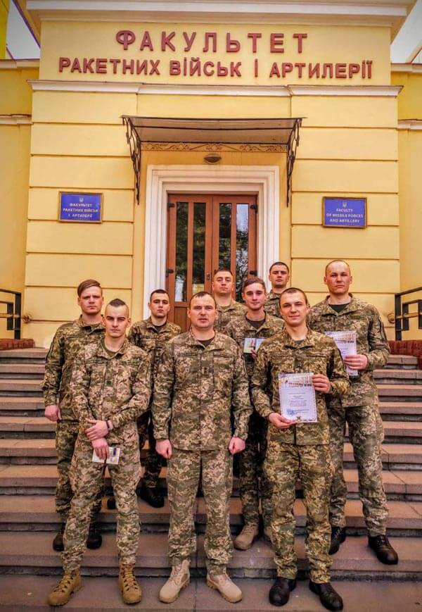 32 La photo publiée sur le site de la NAA montre les chiffres de Centuria Yuriy Gavrylyshyn (à gauche au premier rang) et Danylo Tikhomirov (deuxième à droite au milieu) à côté de t