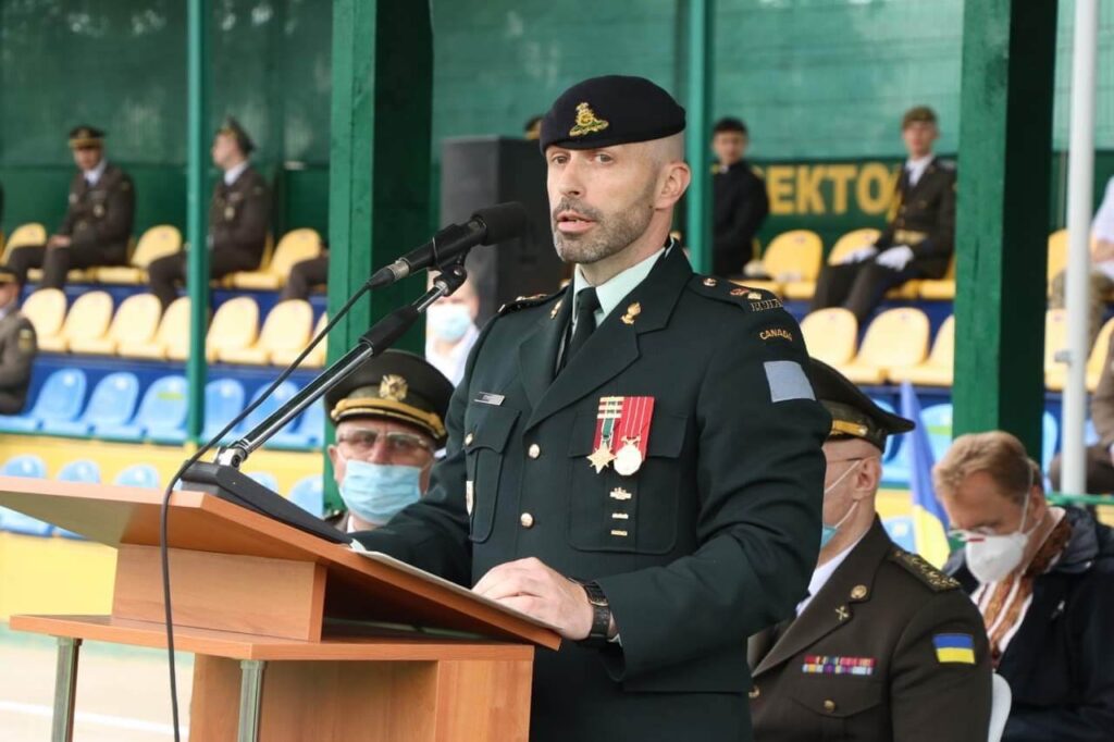 4 Photo publiée sur la page Facebook des Forces armées canadiennes en Ukraine montrant alors le commandant de l'opération UNIFIER du Canada, le lieutenant-colonel (Lcol) Ryan Stimpson spea