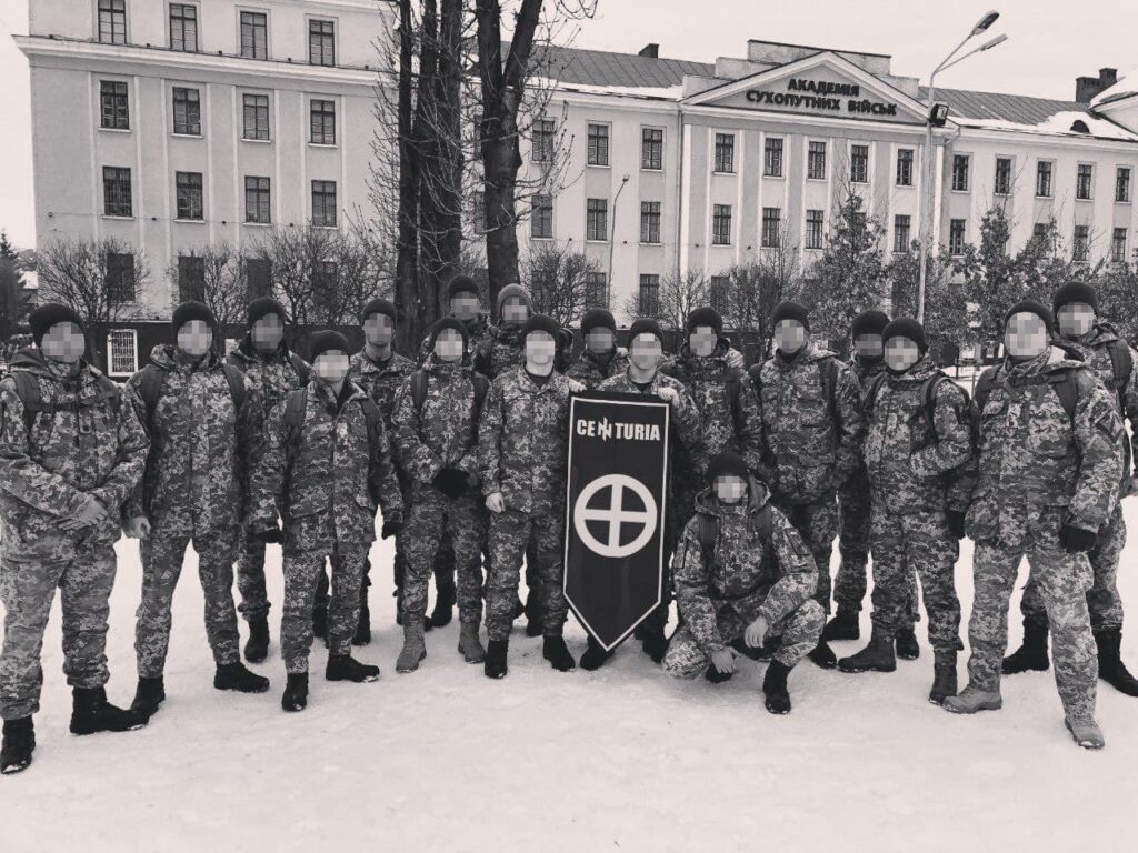 5 Une photo publiée sur le Telegram de Centuria montre un groupe d'hommes en uniforme posant à côté d'un des bâtiments de l'Académie nationale de l'armée.  Le bâtiment fait partie de la ca de l'ANA