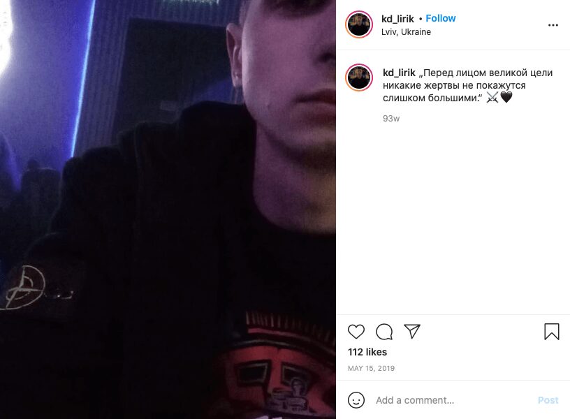 59 Capture d'écran d'une photo de l'Instagram désormais privé de Kyrylo Dubrovskyi.  Dubrovskyi porte un T-shirt avec le symbole Sonnenrad.  La citation dans le post est un bâtard