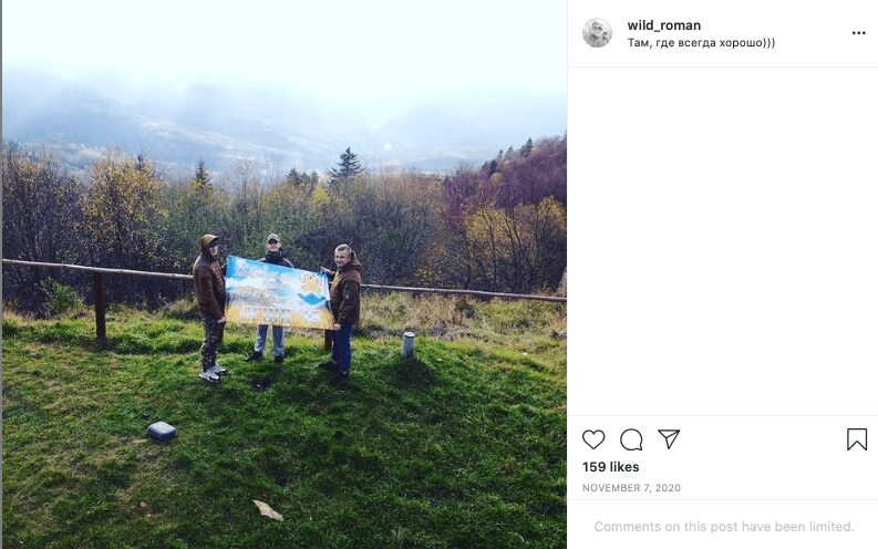 71 Capture d'écran d'une publication Instagram de novembre 2020 par Roman Rusnyk.  La photo montre Rusnyk (à droite) avec deux autres hommes tenant une bannière portant le symbole de la 15e Montagne-A