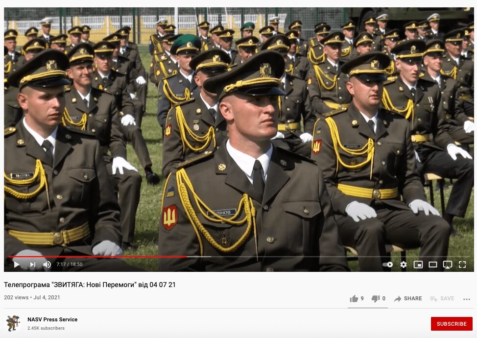 74 Capture d'écran d'un reportage vidéo sur la cérémonie de remise des diplômes des élèves-officiers de juin 2021 montrant Serhiy Blinov (au centre), qui est apparu sur une photo du début 2018 d'un membre de Centuria