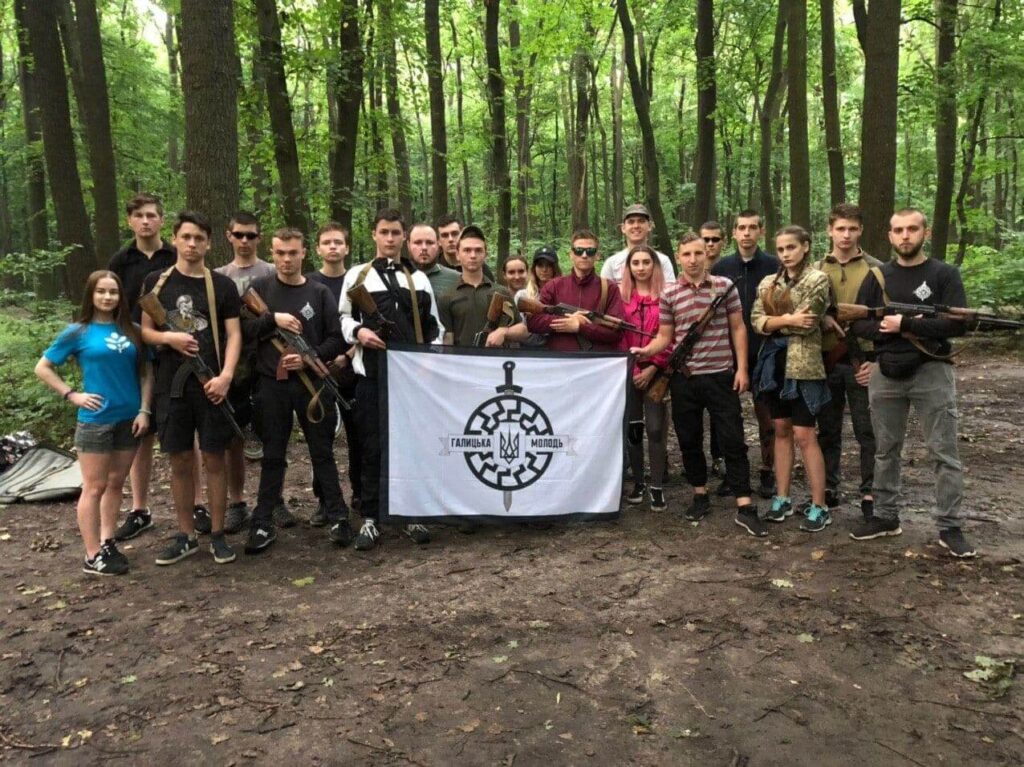 78 Le cadet de la NAA Borys Vatsyk (au centre, coiffé d'une casquette et portant ce qui ressemble à une arme à feu) avec des participants à une formation paramilitaire organisée par l'organisation de la jeunesse galicienne