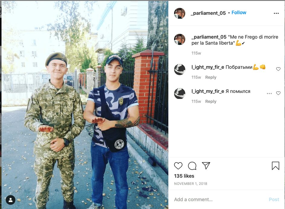 82 Capture d'écran d'une publication Instagram du cadet de la NAA Borys Vatsyk.  Vatsyk et un autre cadet apparent de la NAA, Andriy Bagmet, sont photographiés en train de faire un geste qui fait allusion à la sa nazie